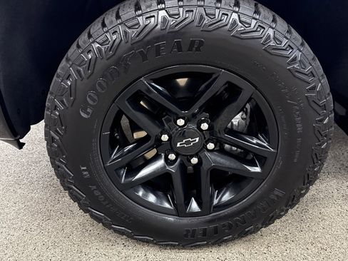 Used 2024 Chevrolet Silverado 1500 Custom Trail Boss w/ LPO, Dark Essentials Package image 2