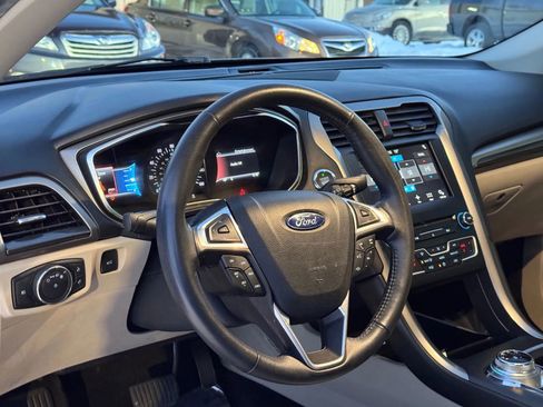 Used 2017 Ford Fusion SE w/ Fusion SE Technology Package FWD image 10