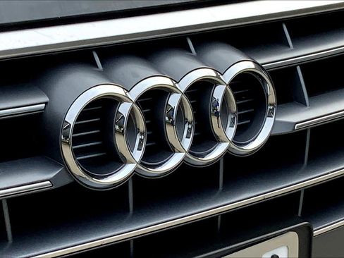 Used 2020 Audi Q5 Premium w/ Convenience Package image 28