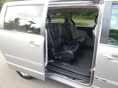 Used 2016 Chrysler Town & Country Touring w/ Driver Convenience Group FWD image 22