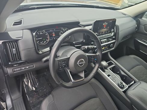 Used 2025 Nissan Pathfinder SV image 17