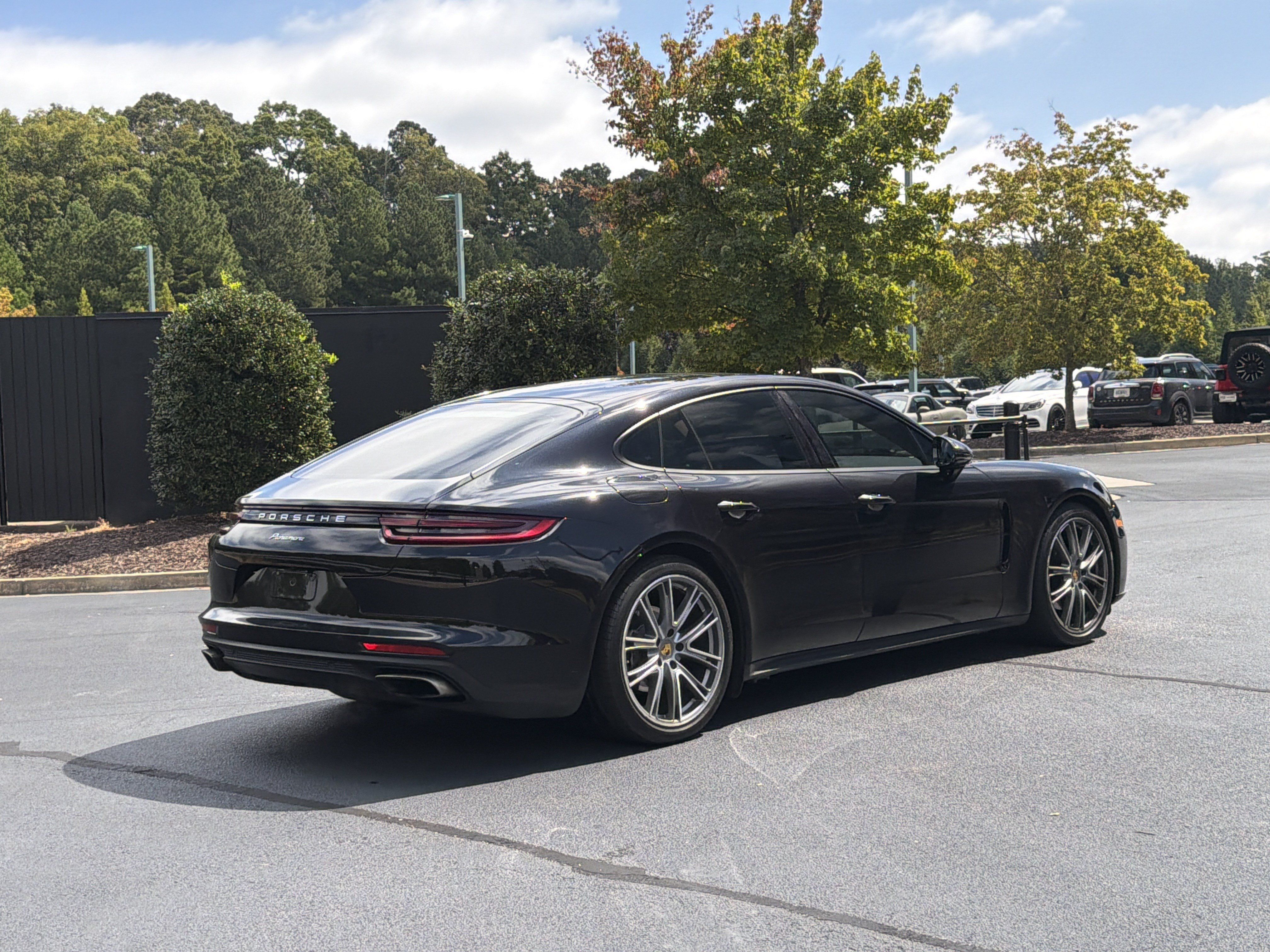 Used 2018 Porsche Panamera RWD image 3