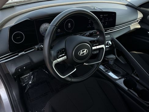 Certified 2025 Hyundai Elantra SEL FWD image 16