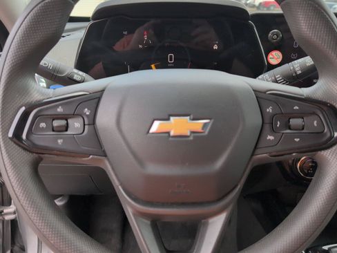 Used 2025 Chevrolet Trax LT FWD image 25