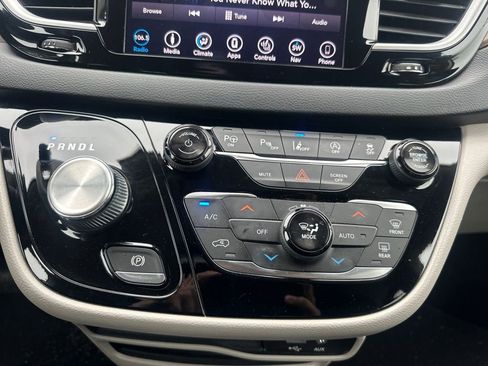 Used 2019 Chrysler Pacifica Touring-L w/ Advanced Safetytec Group image 17