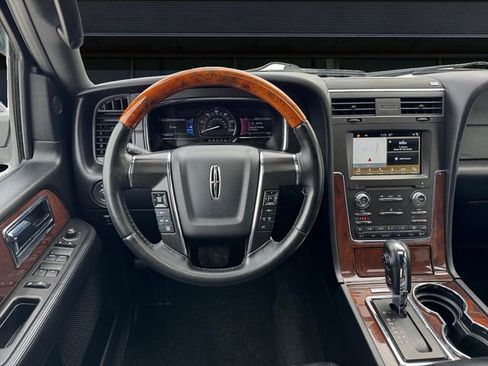 Used 2017 Lincoln Navigator Select image 12