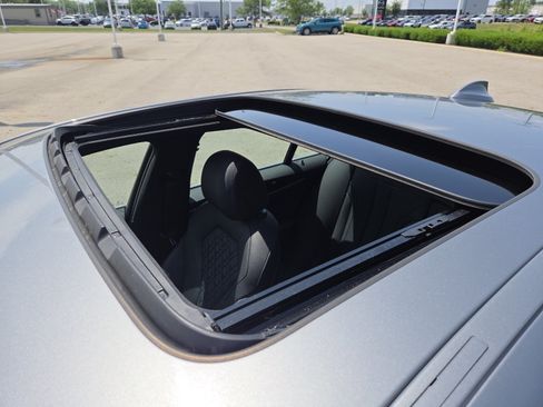 Used 2023 BMW 530e xDrive AWD/4WD image 3