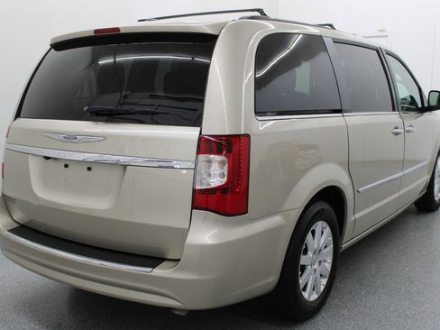 Used 2016 Chrysler Town & Country Touring w/ Driver Convenience Group FWD image 5