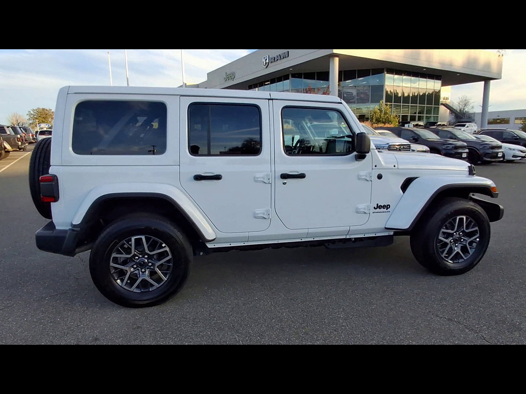Used 2026 Jeep Wrangler Unlimited Sahara AWD/4WD image 9