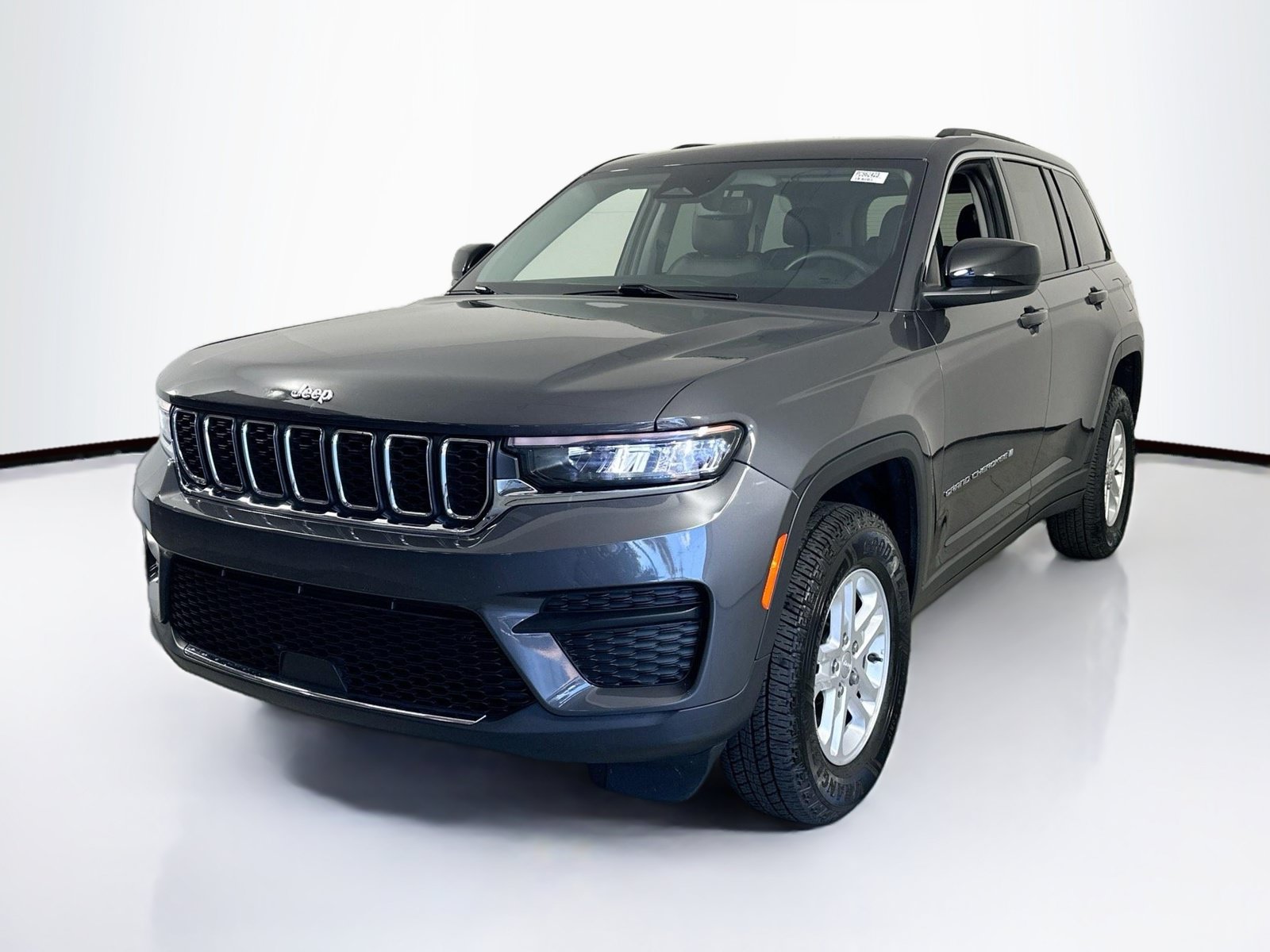 Used 2023 Jeep Grand Cherokee Laredo AWD/4WD image 1