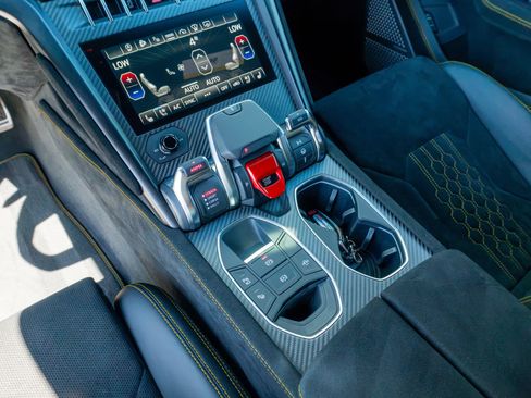 Used 2024 Lamborghini Urus Performante AWD/4WD image 17