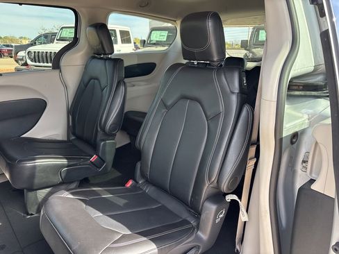 Used 2024 Chrysler Pacifica Touring-L FWD image 18
