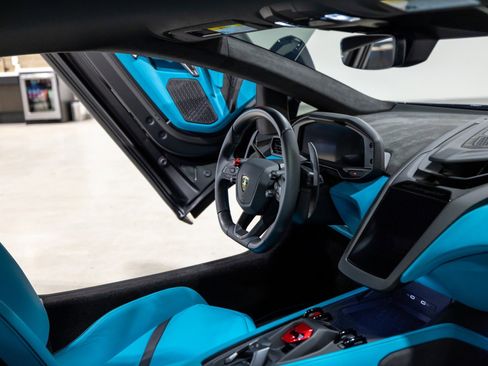 Used 2025 Lamborghini Revuelto image 41