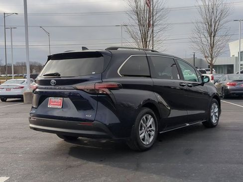 Used 2025 Toyota Sienna XLE image 5