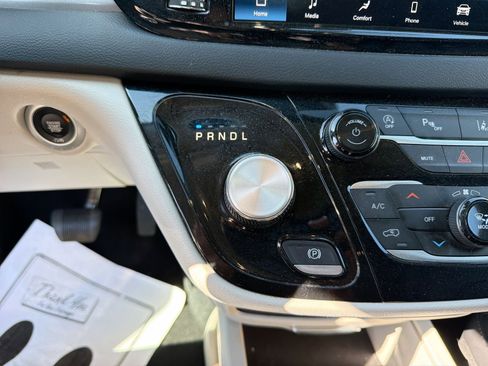 Used 2023 Chrysler Pacifica Touring-L FWD image 35