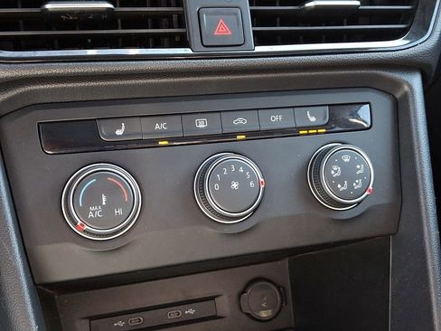 Certified 2022 Volkswagen Taos SE FWD image 16