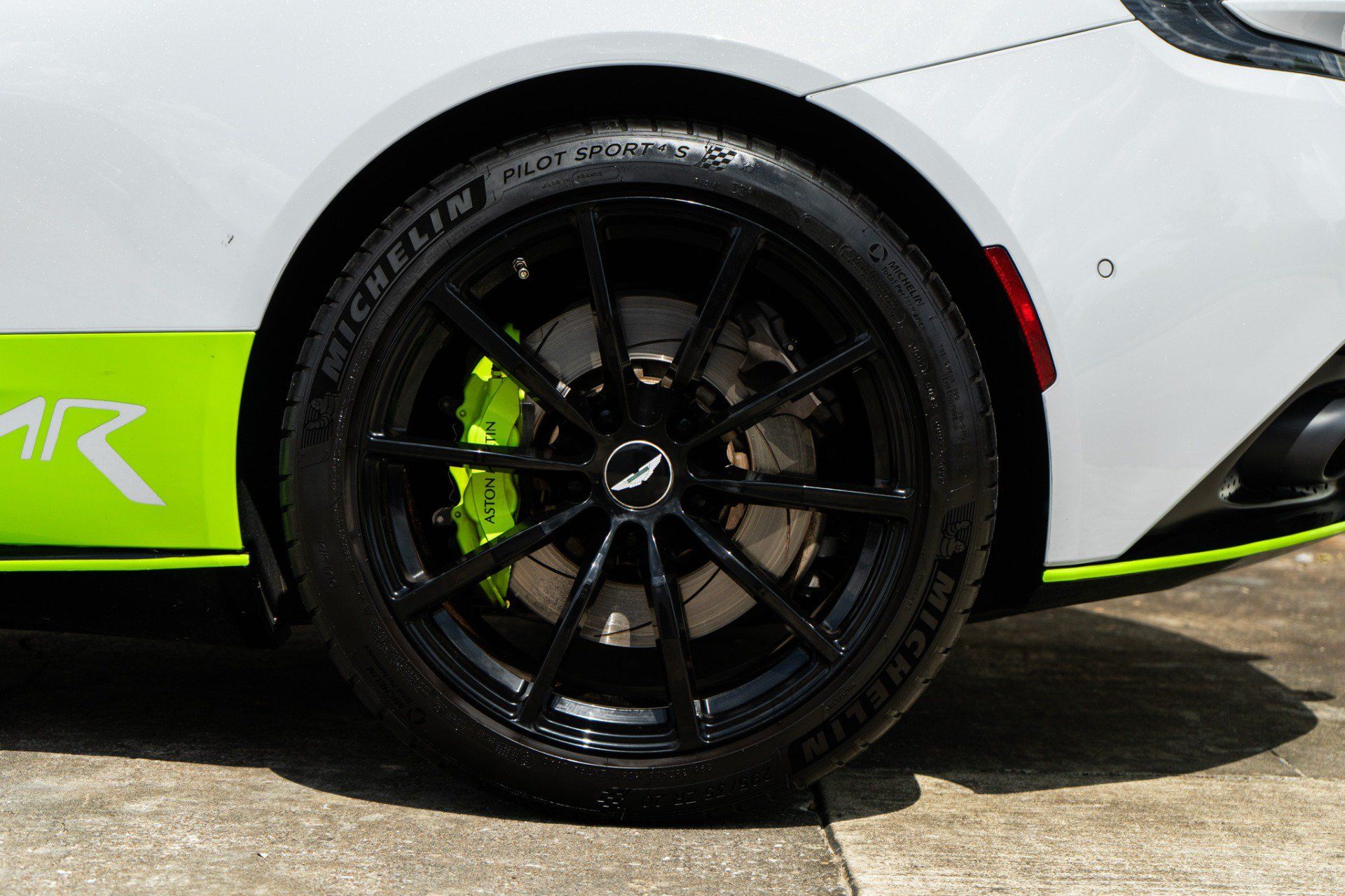 Used 2019 Aston Martin DB11 AMR RWD image 26