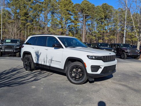 Used 2025 Jeep Grand Cherokee Altitude image 3
