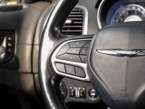 Used 2018 Chrysler 300 Limited image 17