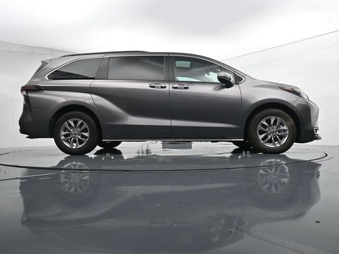 Used 2024 Toyota Sienna XLE FWD image 35