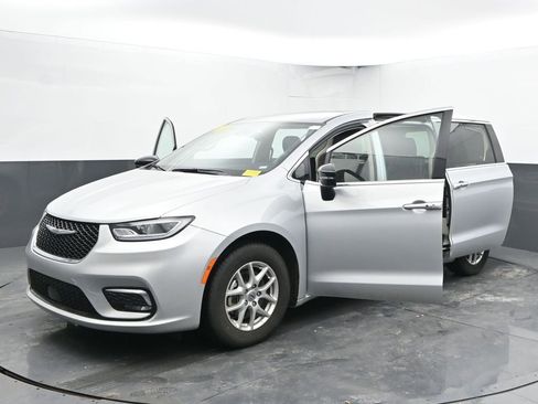 Used 2024 Chrysler Pacifica Touring-L FWD image 55