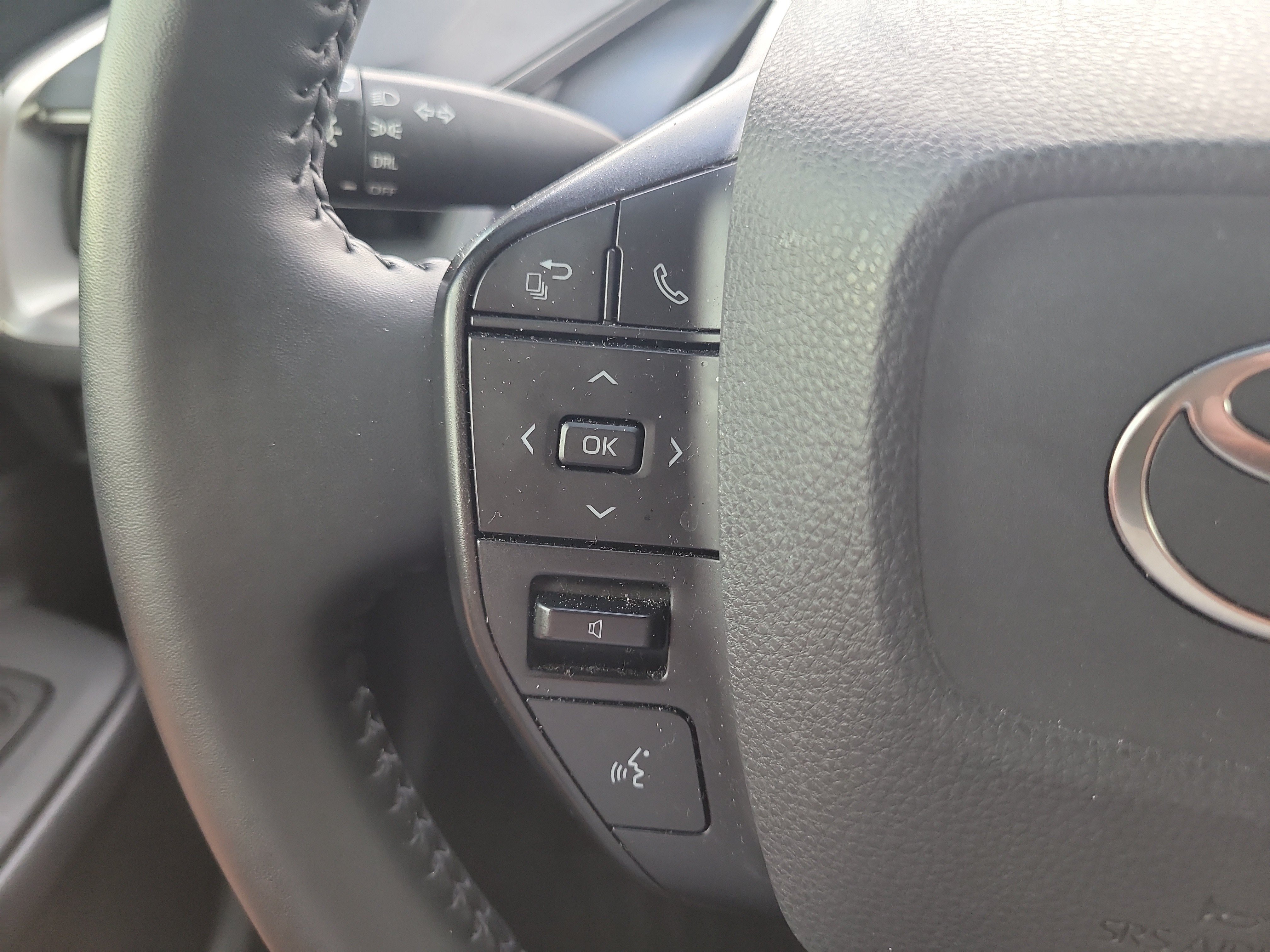 Certified 2025 Toyota Prius LE FWD image 29