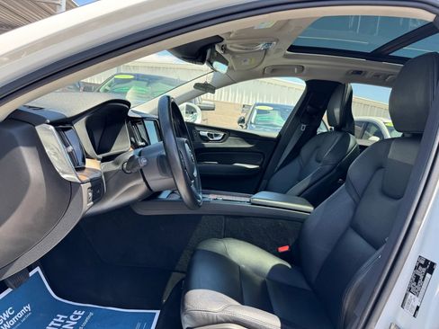 Used 2021 Volvo XC60 T5 Momentum w/ Premium Package FWD image 12