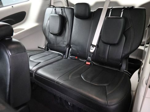 Used 2017 Chrysler Pacifica Touring-L image 20