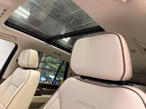 Used 2021 GMC Yukon Denali w/ Denali Premium Package AWD/4WD image 29