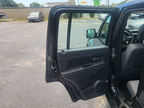 Used 2012 Jeep Liberty Sport AWD/4WD image 11