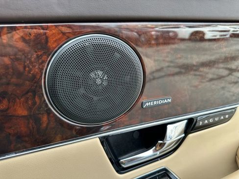 Used 2013 Jaguar XJ image 24