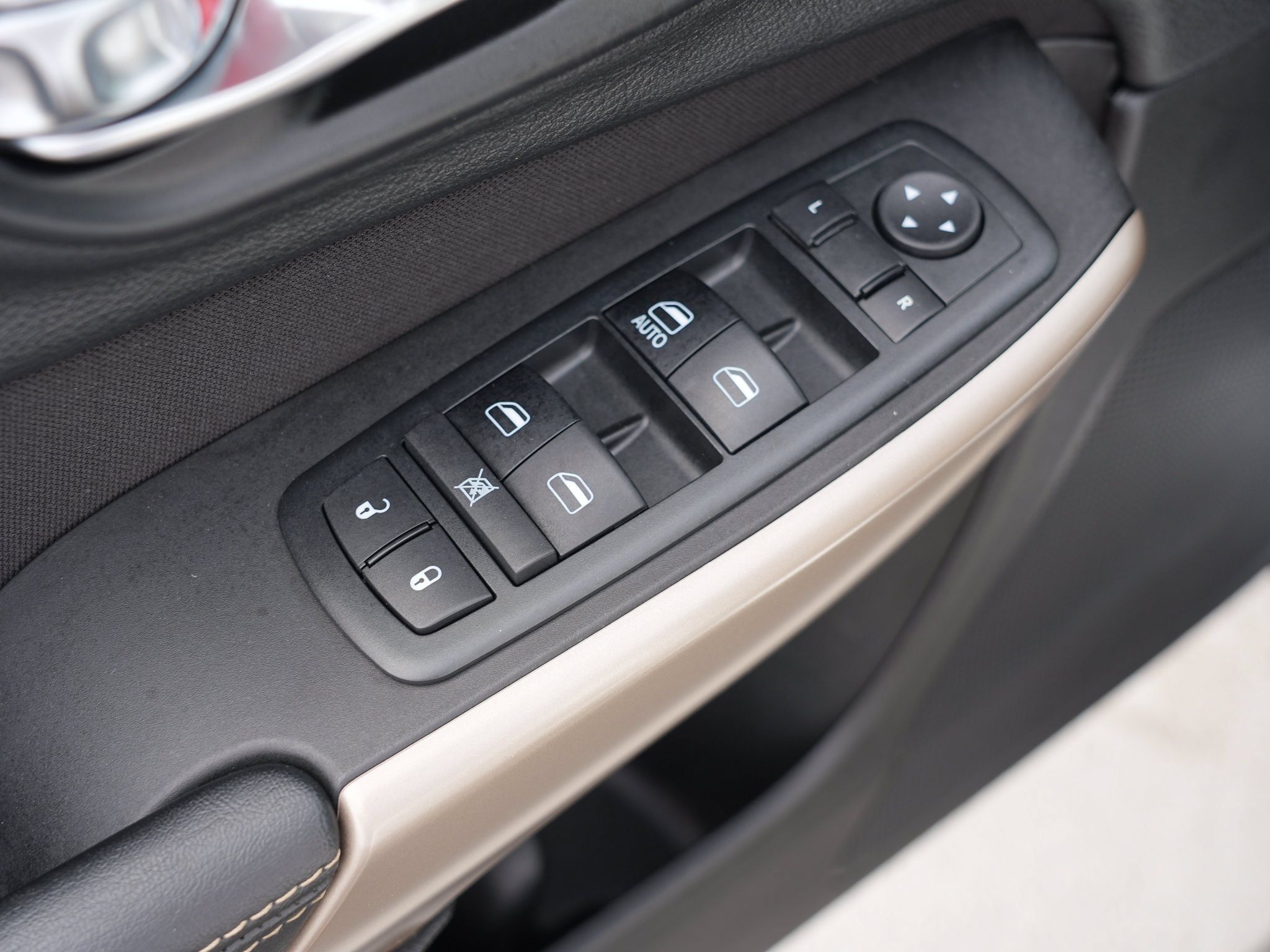 Used 2018 Jeep Cherokee Latitude w/ Safety Group AWD/4WD image 16