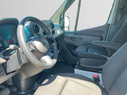 Used 2025 Mercedes-Benz Sprinter 2500 image 9
