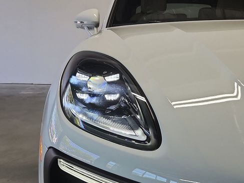 New 2026 Porsche Macan AWD/4WD image 9