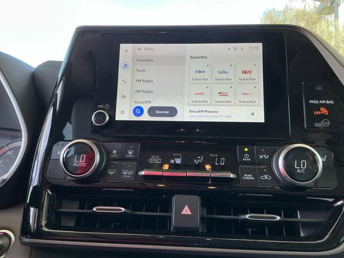 Used 2023 Toyota Highlander XLE FWD image 28