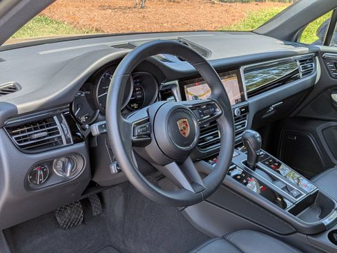 Certified 2025 Porsche Macan w/ Premium Package Plus AWD/4WD image 4