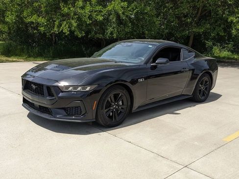 Used 2025 Ford Mustang GT RWD image 7