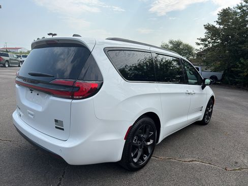 New 2027 Chrysler Pacifica Select FWD image 5