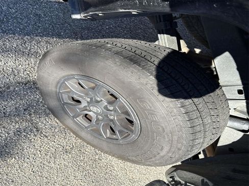 Used 2016 Toyota Tacoma SR image 9