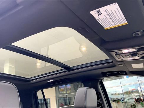 Used 2023 GMC Yukon XL Denali image 13