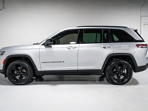 Used 2023 Jeep Grand Cherokee Altitude AWD/4WD image 6