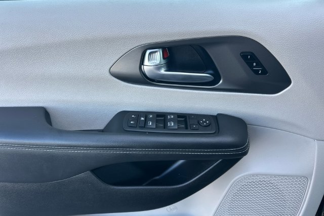 Used 2024 Chrysler Pacifica Touring-L FWD image 12