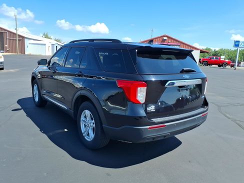 Used 2022 Ford Explorer XLT AWD/4WD image 3