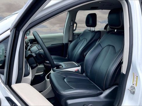 Used 2024 Chrysler Pacifica Touring-L FWD image 21
