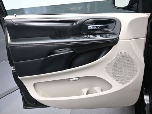 Used 2016 Dodge Grand Caravan SE image 9