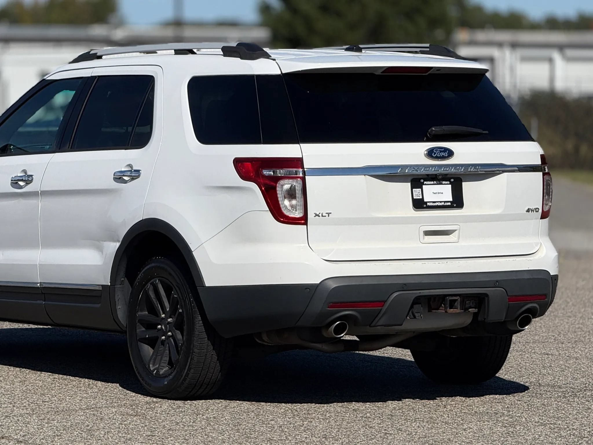 Used 2015 Ford Explorer XLT w/ Equipment Group 202B AWD/4WD image 16