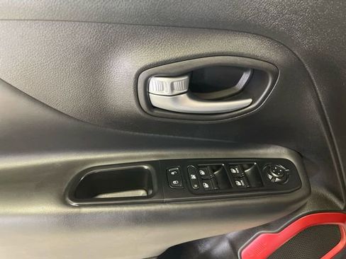 Used 2017 Jeep Renegade Trailhawk w/ Popular Equipment Group AWD/4WD image 13