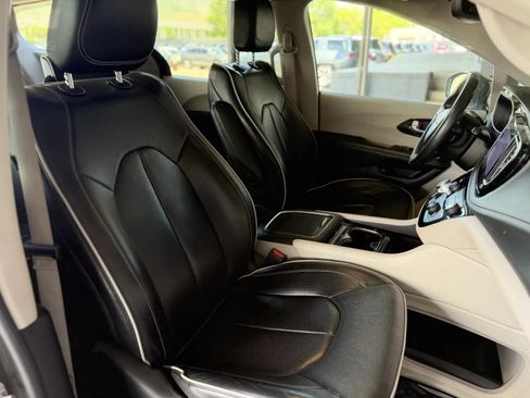 Used 2022 Chrysler Pacifica Limited FWD image 21