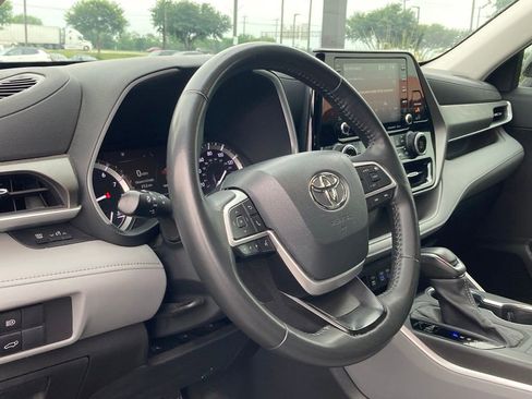 Used 2022 Toyota Highlander XLE FWD image 3