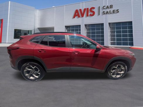 Used 2025 Chevrolet Trax LT w/ LT Convenience Package FWD image 5